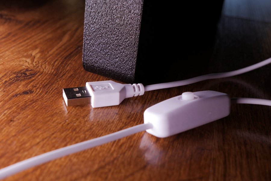 Wtyczka USB-A i włącznik na kablu