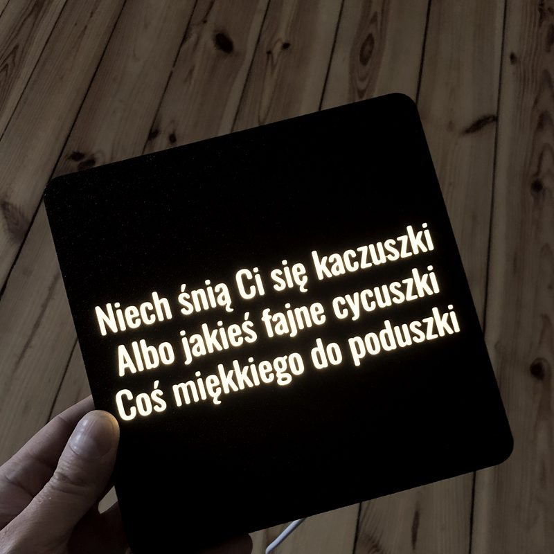 Lampa z napisem: Niech śnią Ci się kaczuszki
