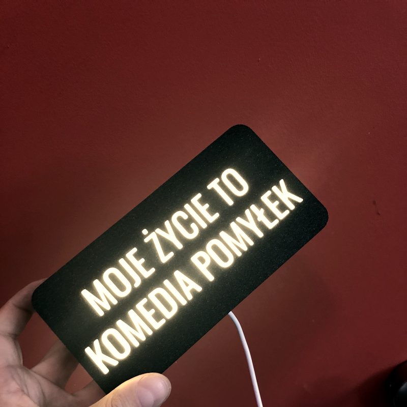 Lampa z napisem: Moje życie to komedia pomyłek
