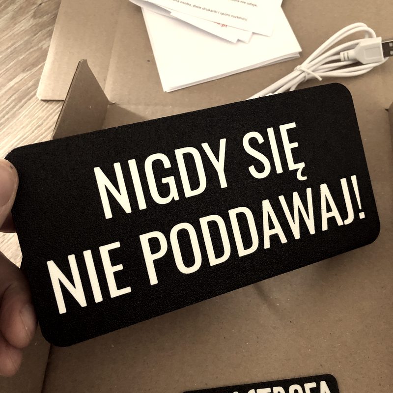 Lampa z napisem: Nigdy się nie poddawaj!
