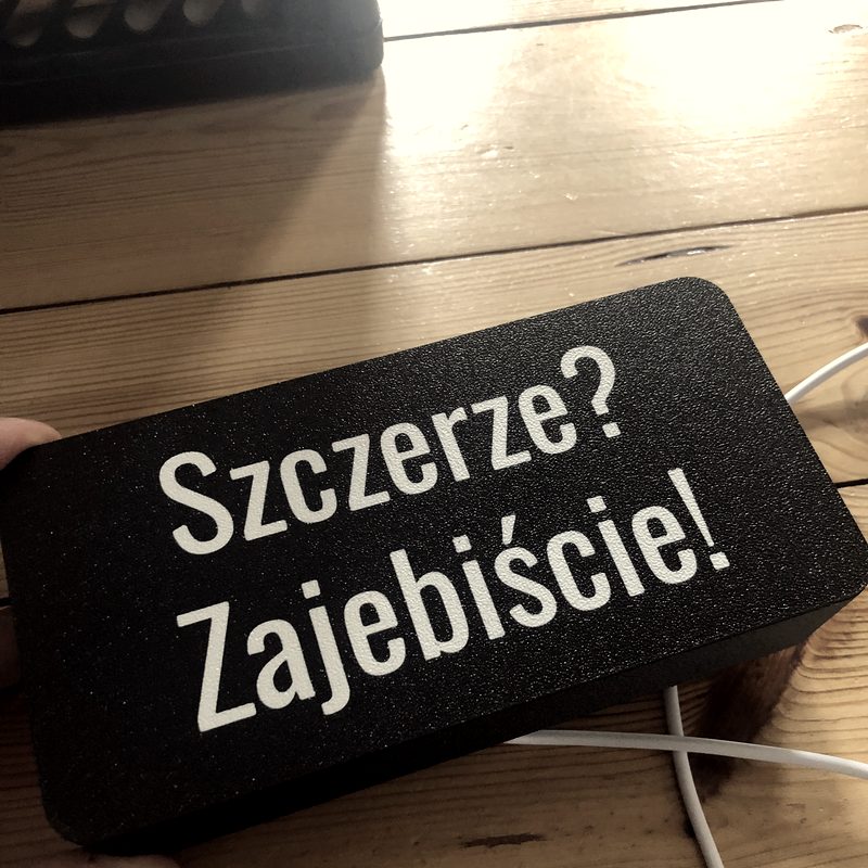 Lampa z napisem: Szczerze? Zajebiście!