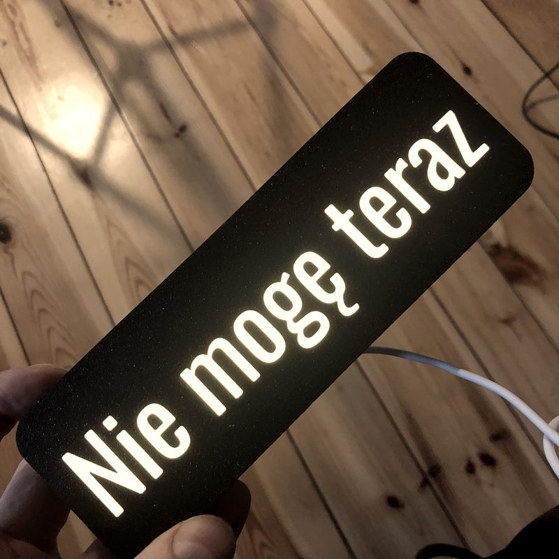 Lampa z napisem: Nie mogę teraz