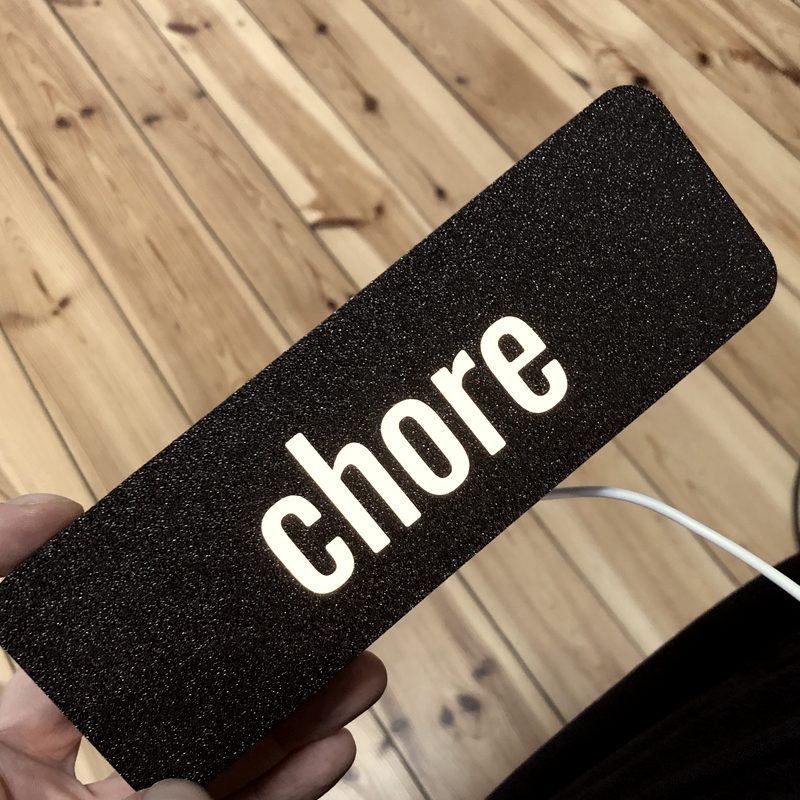 Lampa z napisem: chore