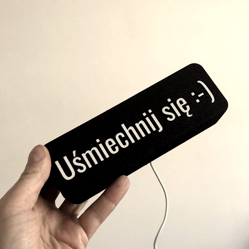 Lampa z napisem: Uśmiechnij się :-)