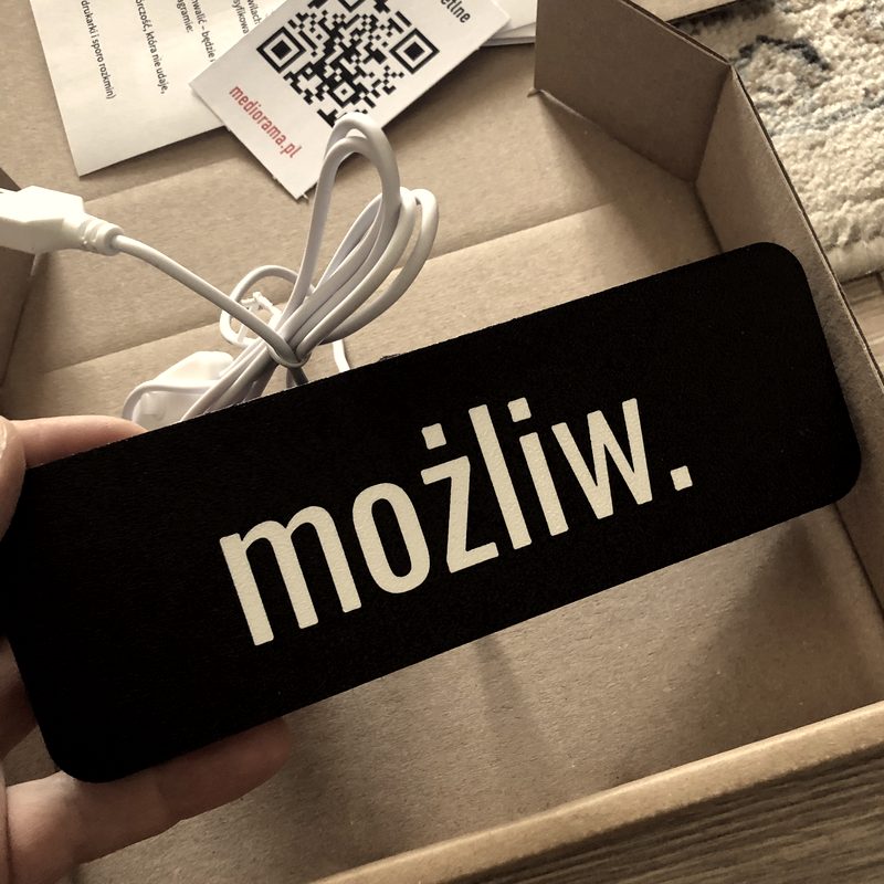 Lampa z napisem: możliw.