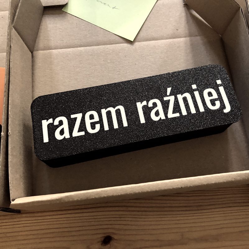 Lampa z napisem: razem raźniej