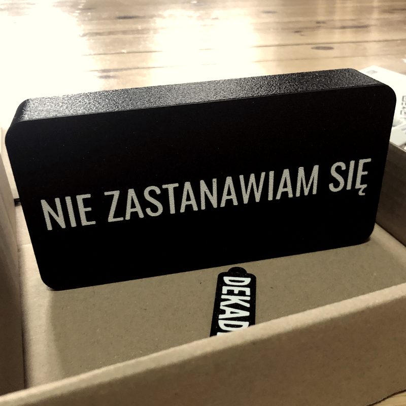 Lampa z napisem: Nie zastanawiam się