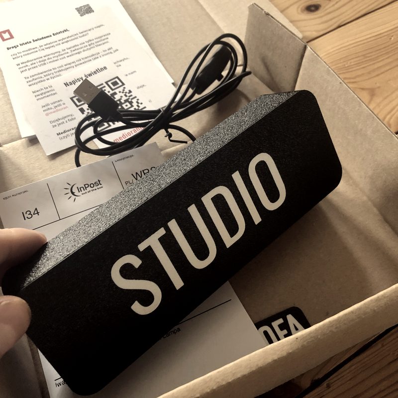 Lampa z napisem: STUDIO