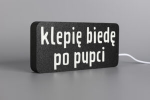 Lampa LED z napisem KLEPIĘ BIEDĘ PO PUPCI