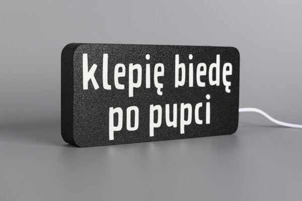 Lampa LED z napisem KLEPIĘ BIEDĘ PO PUPCI