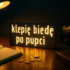Lampa LED z napisem KLEPIĘ BIEDĘ PO PUPCI