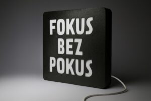 Lampa LED Fokus bez Pokus – unikalny świecący napis 3D, idealna dekoracja wnętrz dla szukających skupienia miłośników oryginalnego designu