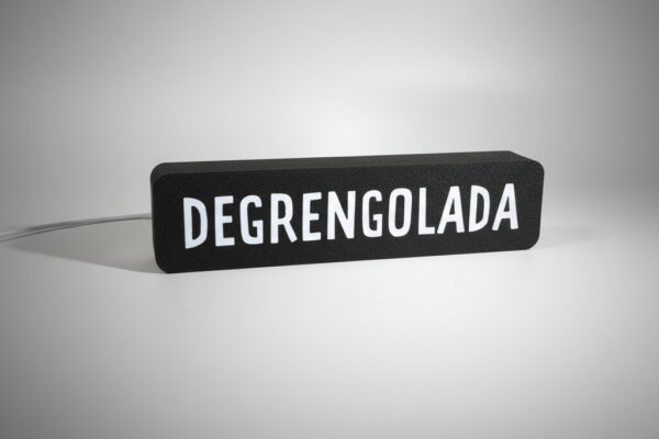 Lampa LED z napisem DEGRENGOLADA
