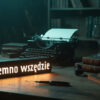 Lampa z napisem CIEMNO WSZĘDZIE