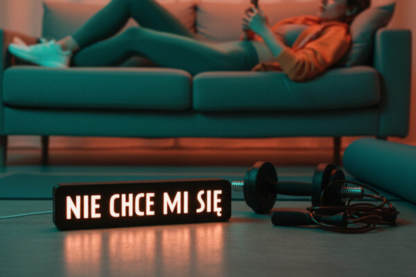 Lampa z napisem NIE CHCE MI SIĘ