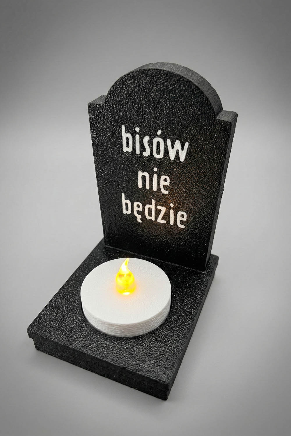 Trzy Mogiłki — nagrobek z epitafium „bisów nie będzie”