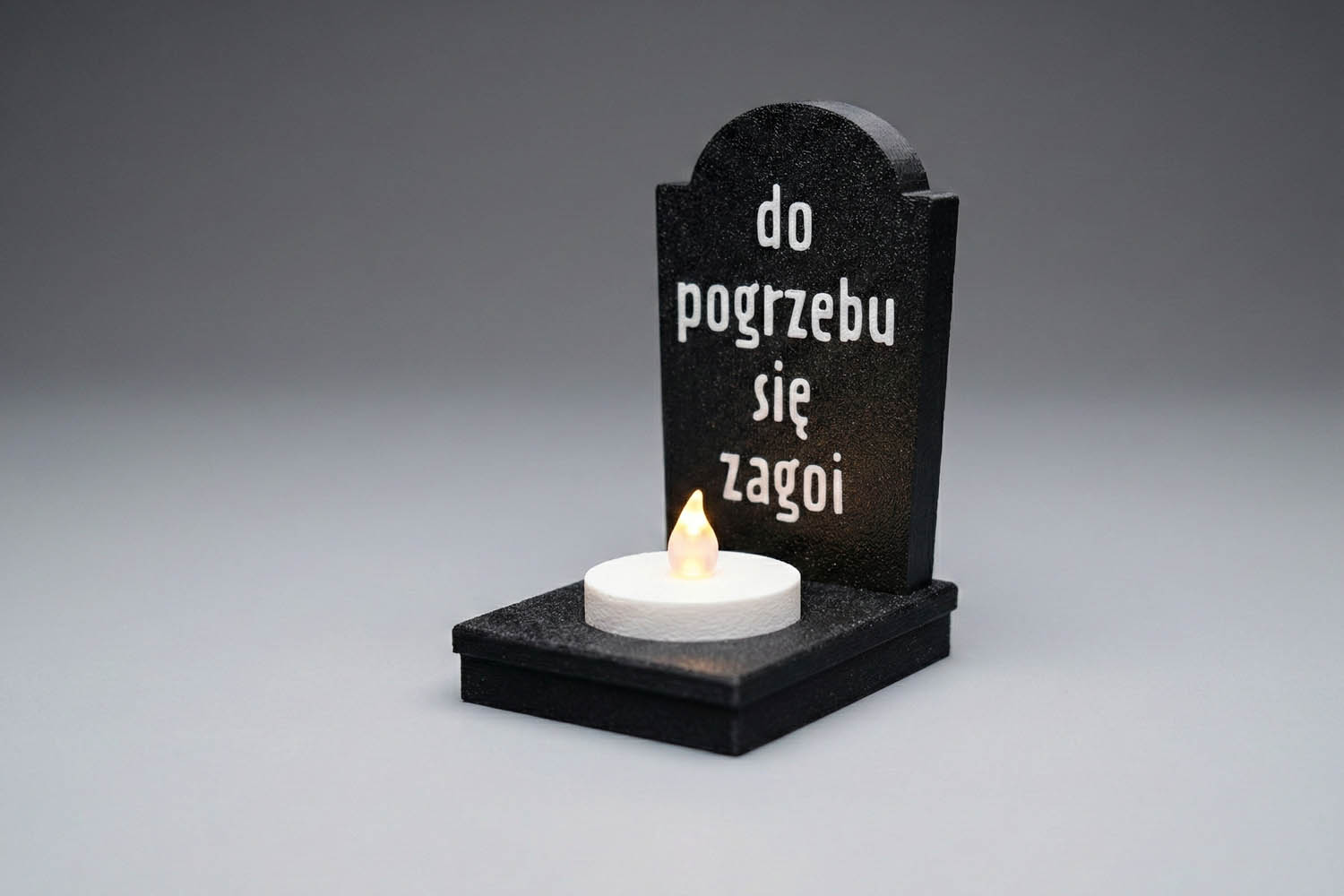 Trzy Mogiłki — nagrobek z epitafium „do pogrzebu się zagoi”