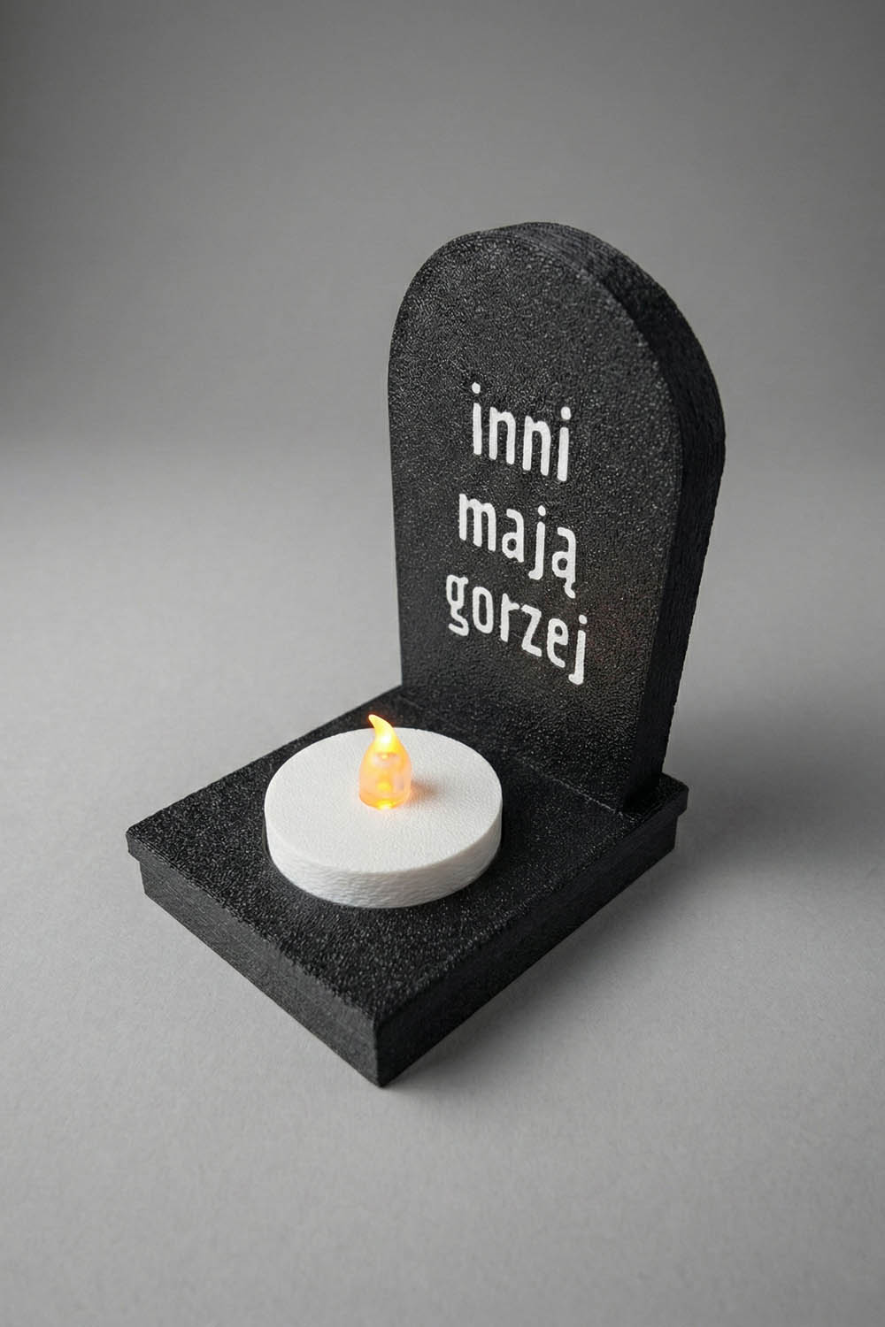 Trzy Mogiłki — nagrobek z epitafium „inni mają gorzej”