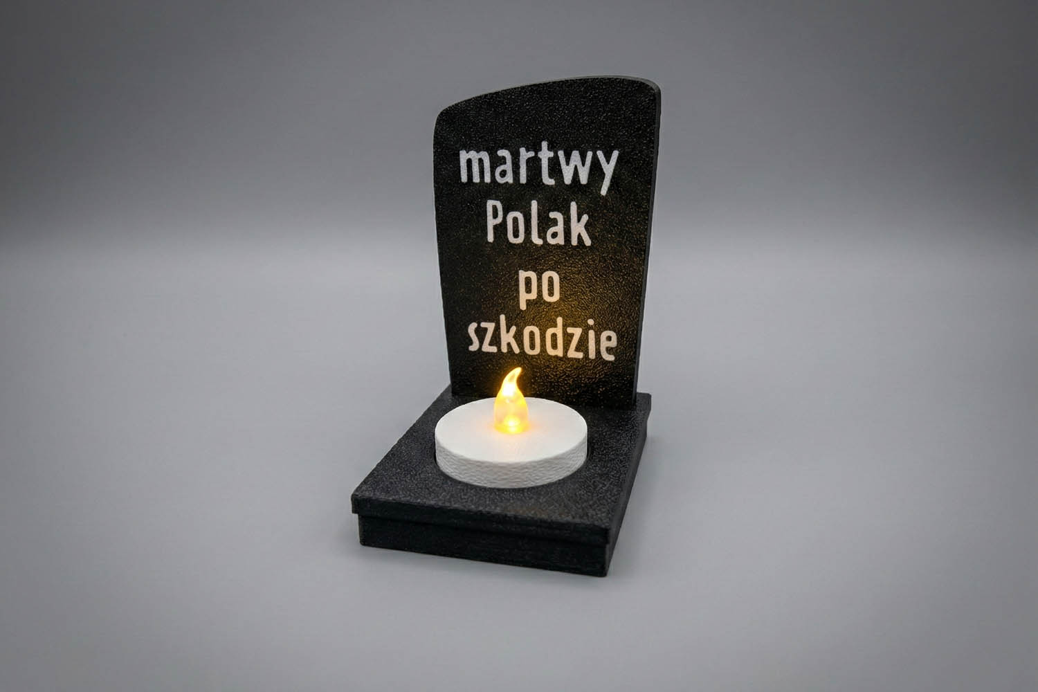 Trzy Mogiłki — nagrobek z epitafium „martwy Polak po szkodzie”