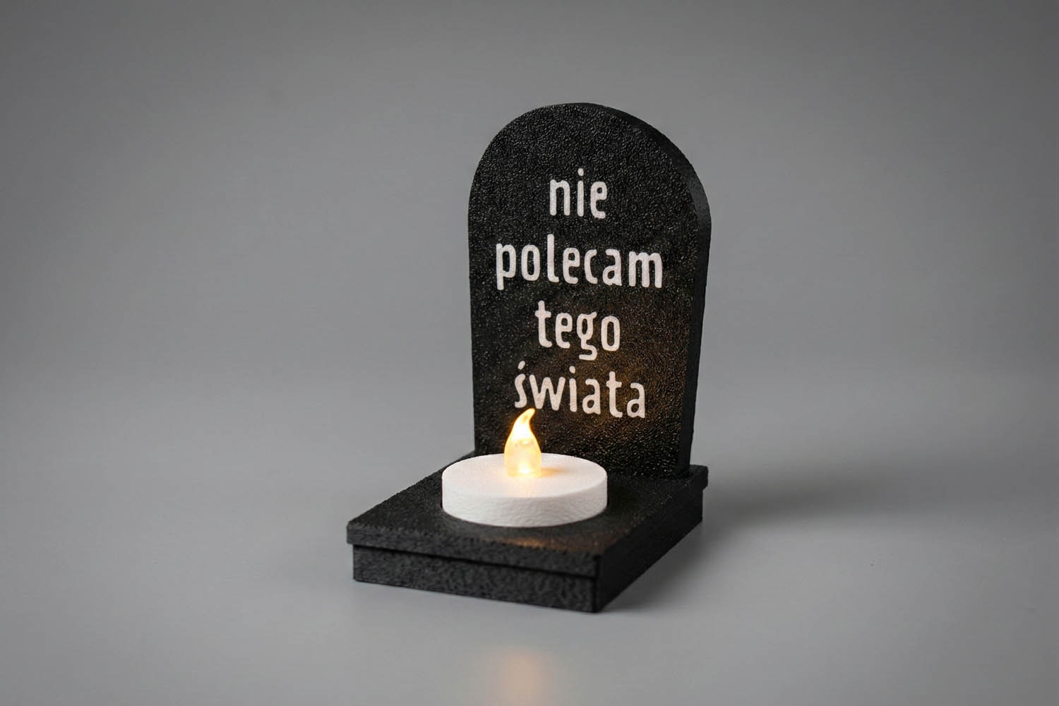 Trzy Mogiłki — nagrobek z epitafium „nie polecam tego świata”