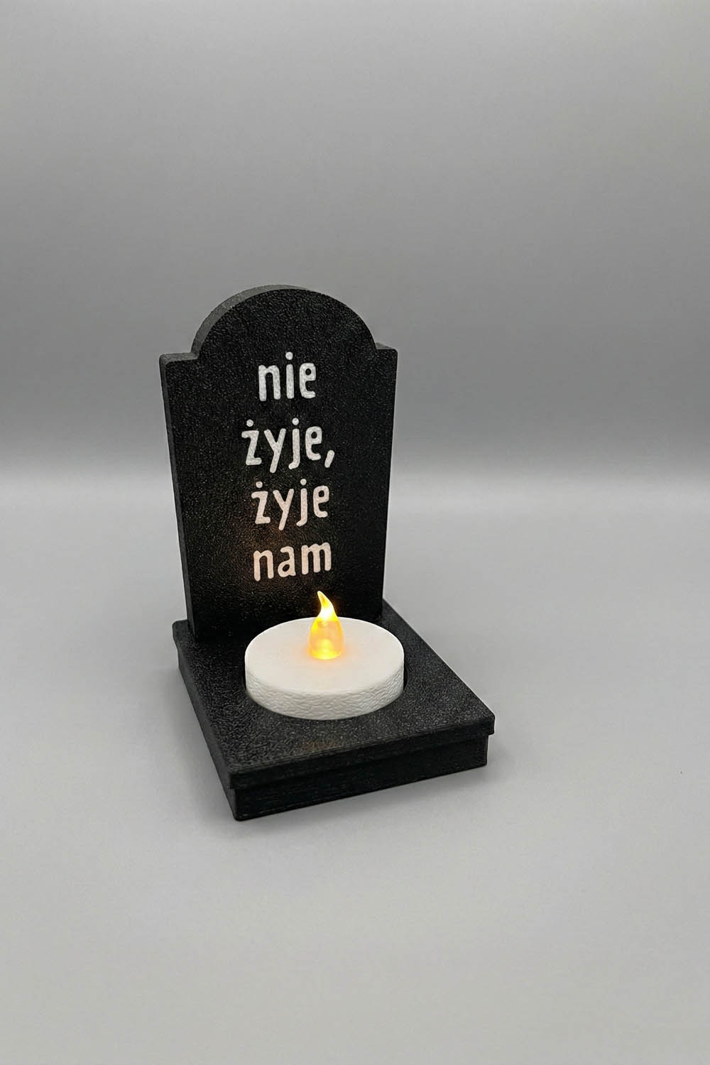 Trzy Mogiłki — nagrobek z epitafium „nie żyje, żyje nam”