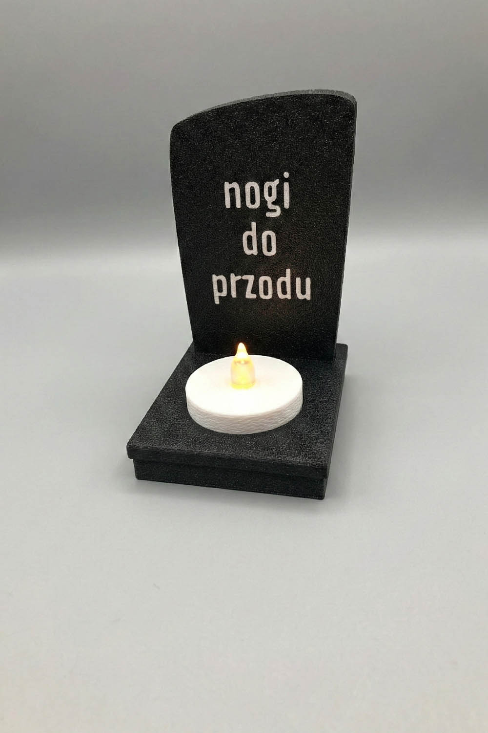 Trzy Mogiłki — nagrobek z epitafium „nogi do przodu”