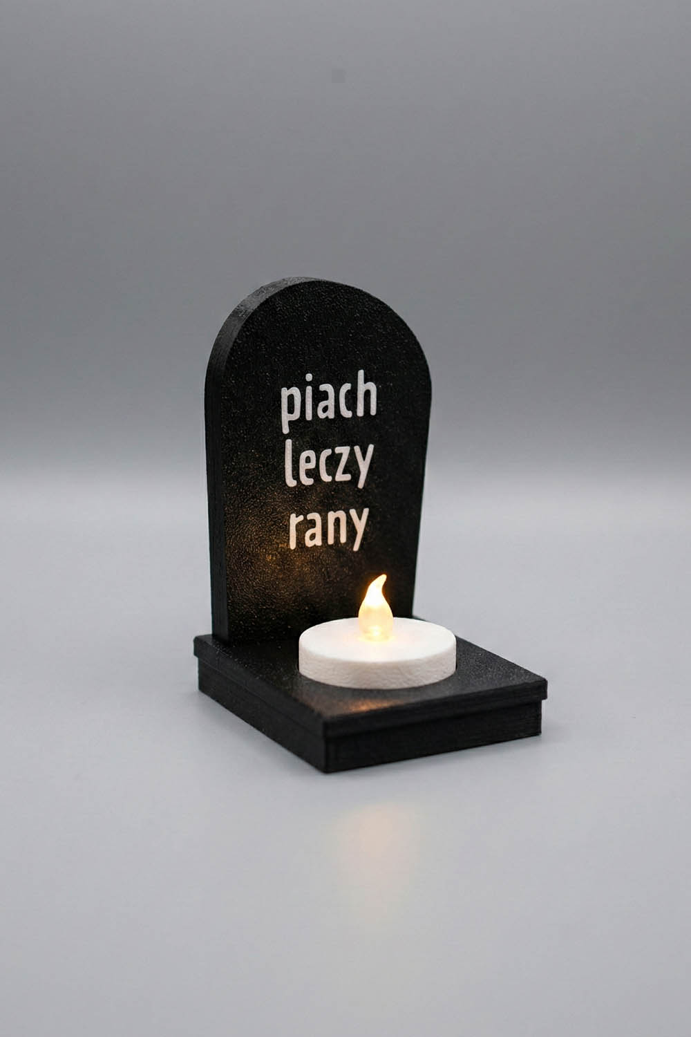Trzy Mogiłki — nagrobek z epitafium „piach leczy rany”