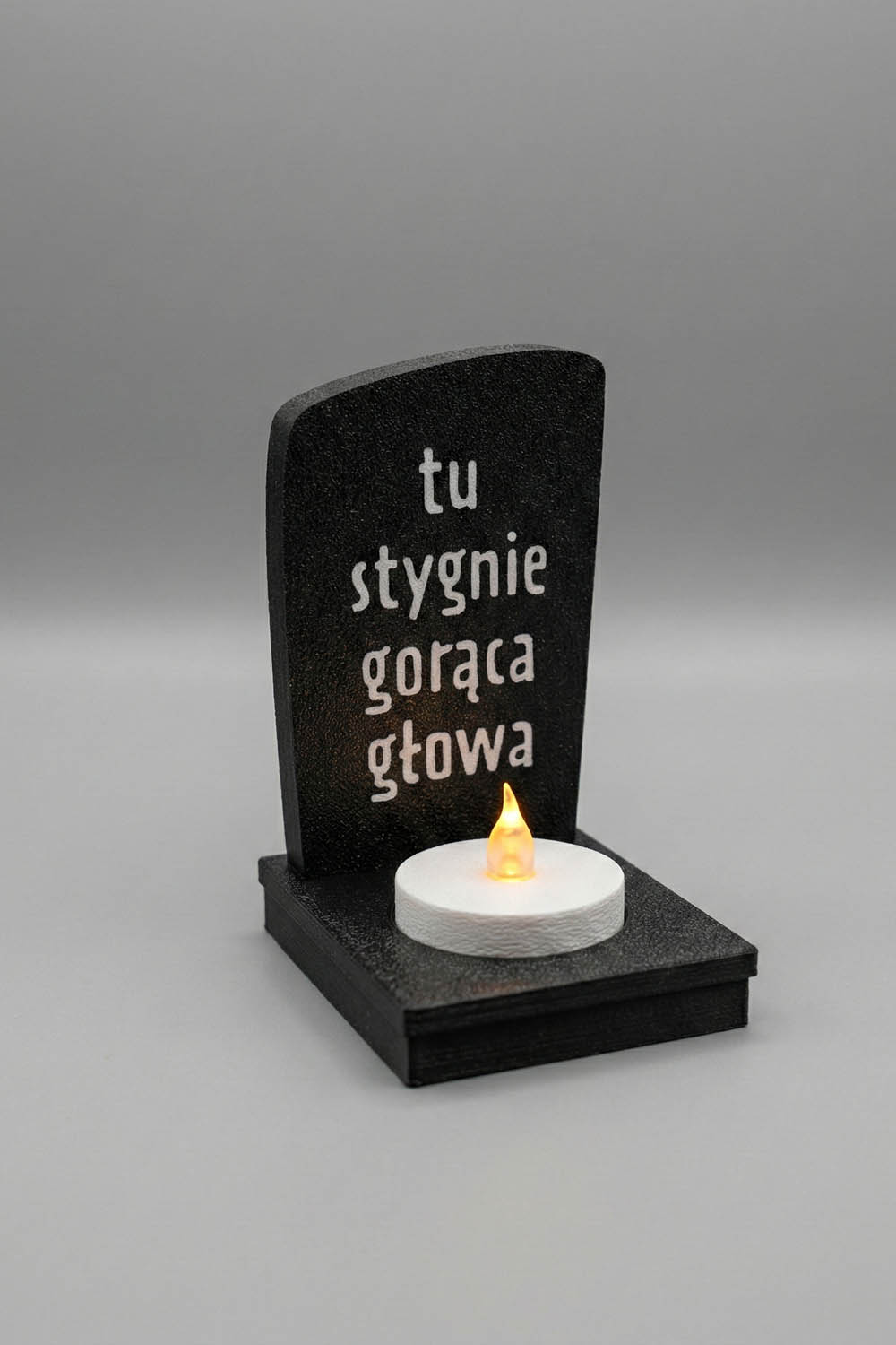 Trzy Mogiłki — nagrobek z epitafium „tu stygnie gorąca głowa”