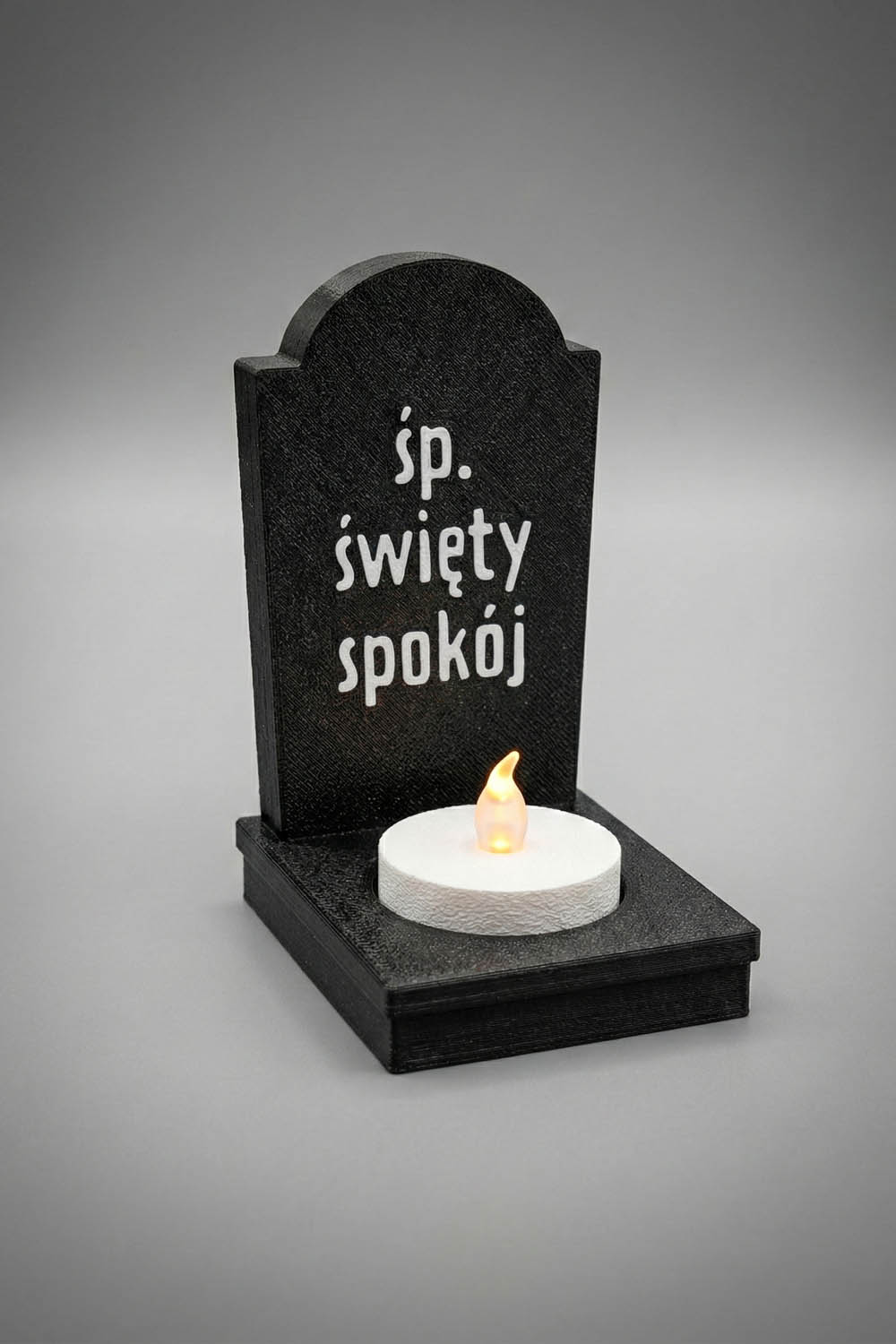 Trzy Mogiłki — nagrobek z epitafium „śp. święty spokój”
