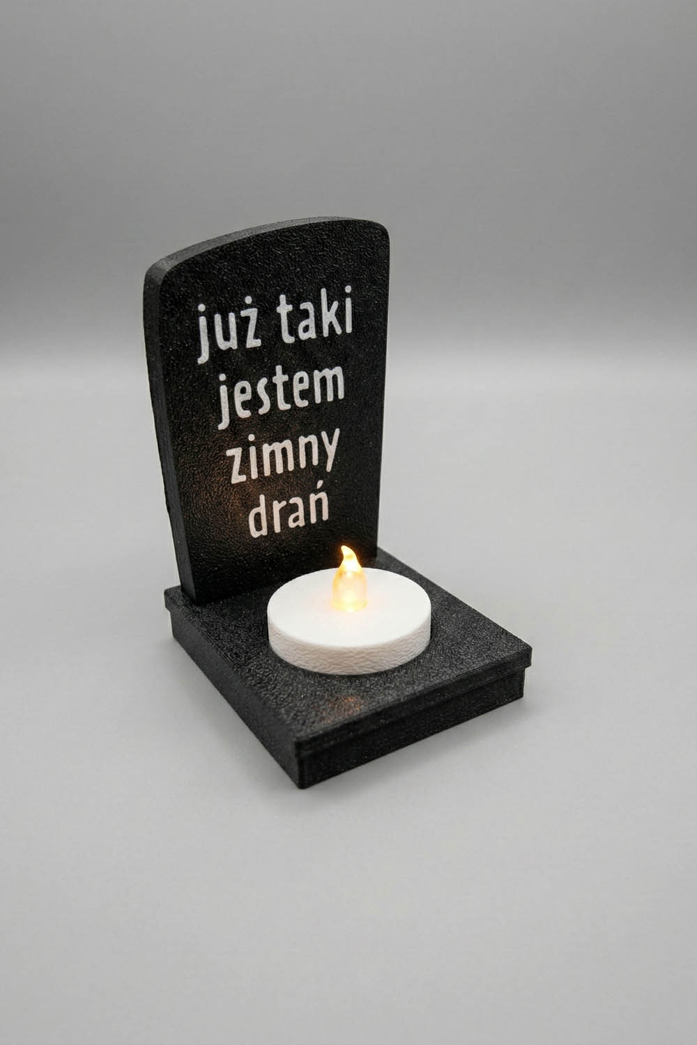 Trzy Mogiłki — nagrobek z epitafium „już taki jestem zimny drań”